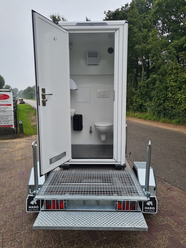 Toiletunit op afvoer achter deur open